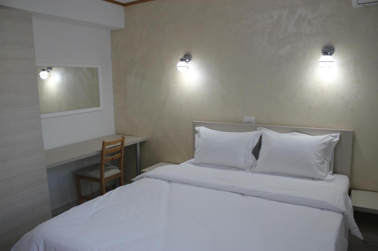 Hotel Marina Srl Bukarest Exteriör bild